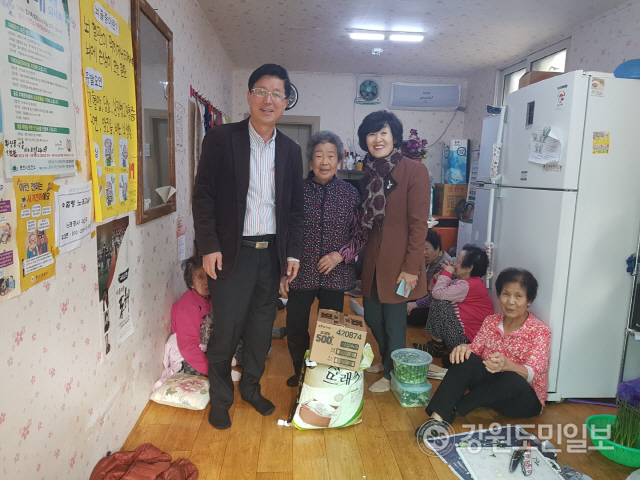 ▲ 　효자3동 효자교회(목사 김종호)는 12일 효삼 경로당에 김치와 쌀을 기부했다.