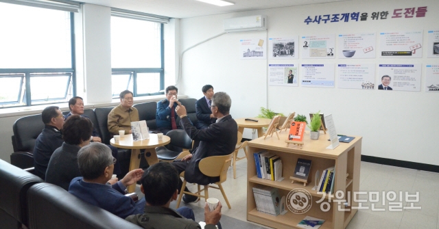 ▲ 고성경찰서(서장 김동혁)가 12일 경찰서 본관 4층에 ‘수사구조개혁 미니 북 카페’를 오픈했다.