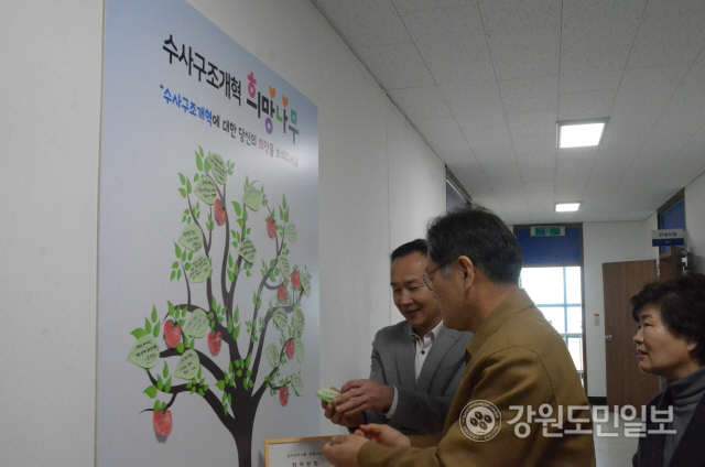 ▲ 고성경찰서(서장 김동혁)가 12일 경찰서 본관 4층에 ‘수사구조개혁 미니 북 카페’를 오픈했다.
