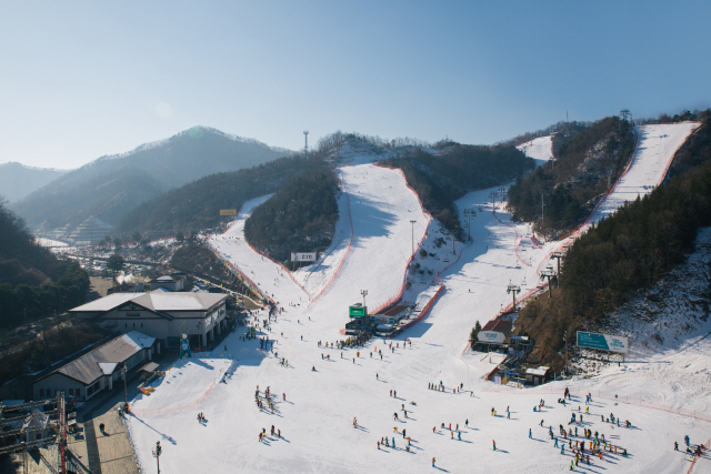 ▲ 엘리시안 강촌은 서울에서1시간이면 도착할 수 있는 접근성으로 스키어들의 인기를 얻고 있다.