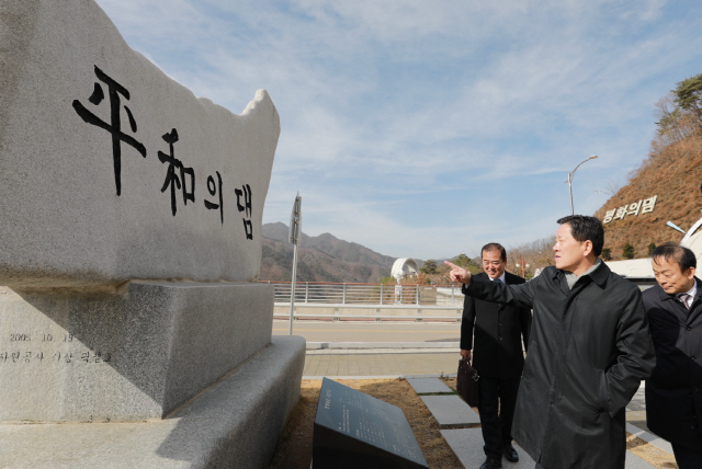 ▲ 주승용(사진 가운데) 국회 부의장이 18일 화천 평화의댐을 찾아 북한강 활용 방안을 논의했다.