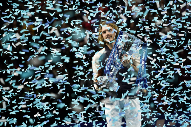 ▲ epa08004739 Stefanos Tsitsipas of Greece poses with his trophy after winning the final match against Dominic Thiem of Austria at the ATP World Tour Finals tennis tournament in London, Britain, 17 November 2019.  EPA/WILL OLIVER    <All rights reserved by Yonhap News Agency>