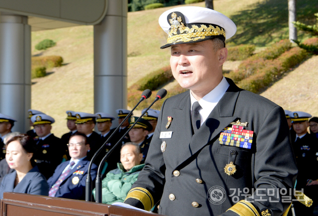 ▲ 19일 제27대 해군 1함대사령관으로 취임한 최성목 소장이 취임사를 하고 있다.