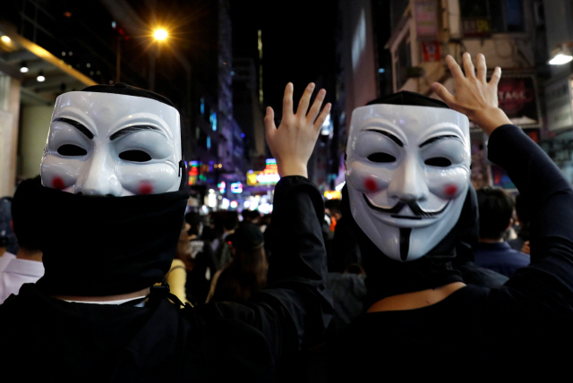 ▲ 한달 된 ‘복면금지법’에도 홍콩 ‘가면 시위’ 여전      (홍콩 로이터=연합뉴스) 홍콩에서 시위대의 마스크 착용을 금지하는 복면금지법이 5일 시행 한 달을 맞은 가운데 영화 ‘브이 포 벤데타’에 등장해 저항의 상징이 된 ‘가이 포크스’ 가면을 쓴 시민들이 반정부 시위를 벌이고 있다.      leekm@yna.co.kr (끝)   <저작권자(c) 연합뉴스, 무단 전재-재배포 금지>