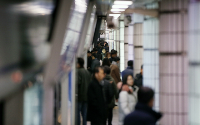 ▲ 철도노조 파업 사흘째인 22일 오전 서울 시청역에서 시민들이 지하철을 이용하고 있다. 2019.11.22