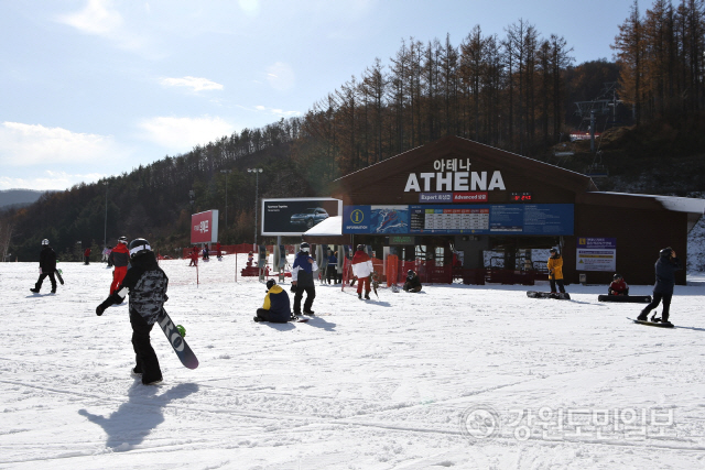 ▲ 하이원 스키장은 22일 오전 국내 최장 길이 슬로프를 오픈하고 본격적인 시즌을 알렸다.