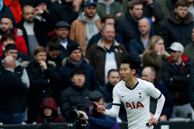 ▲ Tottenham Hotspur&lsquo;s South Korean striker Son Heung-Min celebrates scoring his team&rsquo;s first goal during the English Premier League football match between West Ham United and Tottenham Hotspur at The London Stadium, in east London on November 23, 2019. (Photo by Adrian DENNIS / AFP) / RESTRICTED TO EDITORIAL USE. No use with unauthorized audio, video, data, fixture lists, club/league logos or &lsquo;live&rsquo; services. Online in-match use limited to 120 images. An additional 40 images may be used in extra time. No video emulation. Social media in-match use limited to 120 images. An additional 40 images may be used in extra time. No use in betting publications, games or single club/league/player publications. /