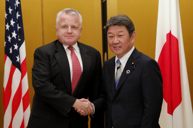 ▲ U.S. Deputy Secretary of State John Sullivan, left, poses with Japanese Foreign Minister Toshimitsu Motegi for photographers during a bilateral meeting ahead of the G20 Foreign Ministers&lsquo; meeting in Nagoya, central Japan, Saturday, Nov. 23, 2019. (Kim Kyung-Hoon/Pool Photo via AP)