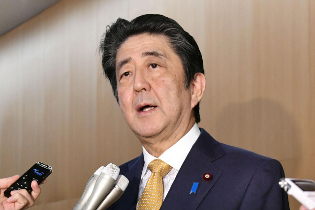 ▲ 아베 신조 일본 총리가 22일 도쿄 공관에서 기자들을 상대로 한국의 지소미아 효력 유지 발표에 대해 언급하고 있다.