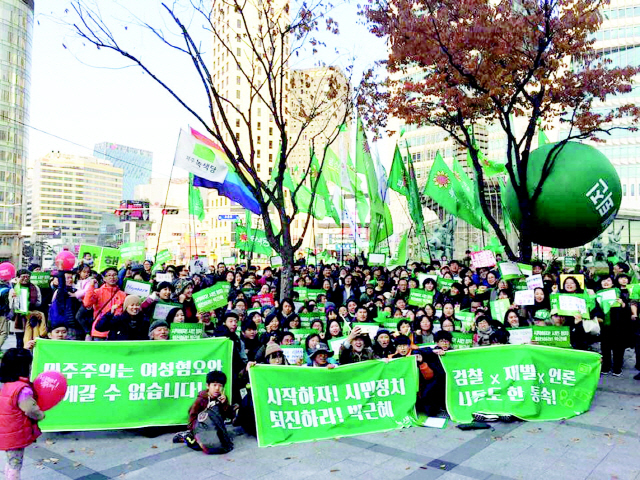 ▲ 지난 2017년 민중총궐기에서 녹색당 집회에 참여하고 있는 최강희(23)씨