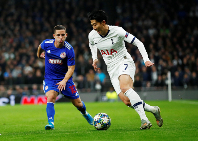 ▲ Soccer Football - Champions League - Group B - Tottenham Hotspur v Olympiacos - Tottenham Hotspur Stadium, London, Britain - November 26, 2019  Tottenham Hotspur&lsquo;s Son Heung-min in action with Olympiacos&rsquo; Daniel Podence   REUTERS/Eddie Keogh