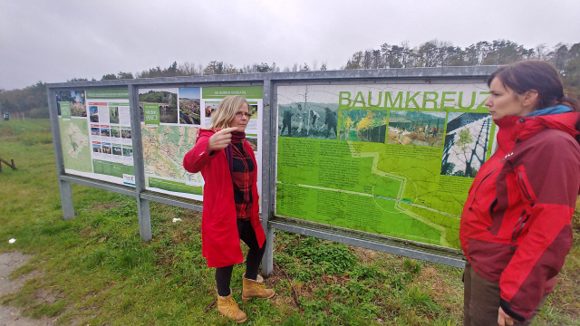 ▲ 그뤼네스반트 프로젝트를 시작한 독일 최대 환경단체인 분트(BUND)관계자들이 튀링겐주 그뤼네스반트에서 진행 중인 시민 중심의 나무심기 운동 ‘Aktion BAUMKREUZ(행동하라!나무십자가)’방향에 대해 이야기를 나누고 있다.