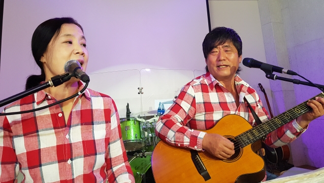 ▲ 포크가수 해와달 홍기성,박성희 부부가 화천 공연장에서 노래를 부르고 있다.