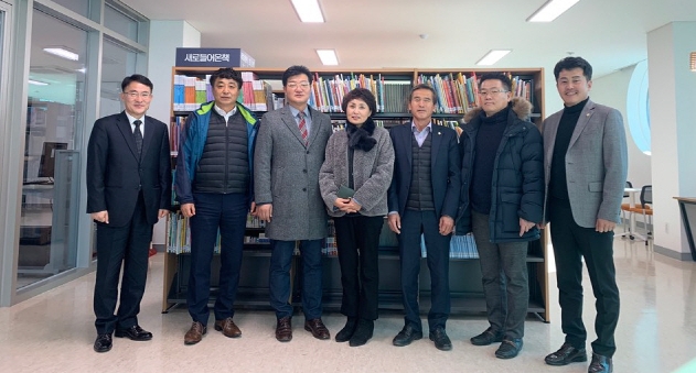 ▲ 춘천시의회 기획행정위원회(위원장 박순자)는 6일 최근 재개관한 남산도서관을 방문해 시설을 점검했다.