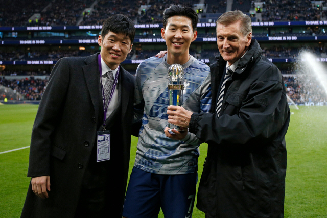 ▲ Tottenham Hotspur‘s South Korean striker Son Heung-Min (C) poses with his trophy and with former Scotland manager Andy Roxburgh (R) and an ambassador for the AFC (L) after been named AFC Asian International Player of the Year for a third time before the English Premier League football match between Tottenham Hotspur and Burnley at Tottenham Hotspur Stadium in London, on December 7, 2019. (Photo by Ian KINGTON / AFP) / RESTRICTED TO EDITORIAL USE. No use with unauthorized audio, video, data, fixture lists, club/league logos or ’live‘ services. Online in-match use limited to 120 images. An additional 40 images may be used in extra time. No video emulation. Social media in-match use limited to 120 images. An additional 40 images may be used in extra time. No use in betting publications, games or single club/league/player publications. /
