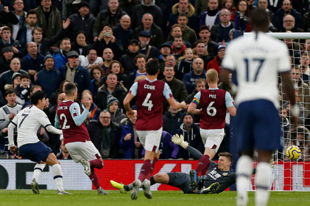 ▲ Tottenham Hotspur&lsquo;s South Korean striker Son Heung-Min (L) shoots past Burnley&rsquo;s English goalkeeper Nick Pope for their third goal during the English Premier League football match between Tottenham Hotspur and Burnley at Tottenham Hotspur Stadium in London, on December 7, 2019. (Photo by Ian KINGTON / AFP) / RESTRICTED TO EDITORIAL USE. No use with unauthorized audio, video, data, fixture lists, club/league logos or &lsquo;live&rsquo; services. Online in-match use limited to 120 images. An additional 40 images may be used in extra time. No video emulation. Social media in-match use limited to 120 images. An additional 40 images may be used in extra time. No use in betting publications, games or single club/league/player publications. /
&lt;All rights reserved by Yonhap News Agency&gt;