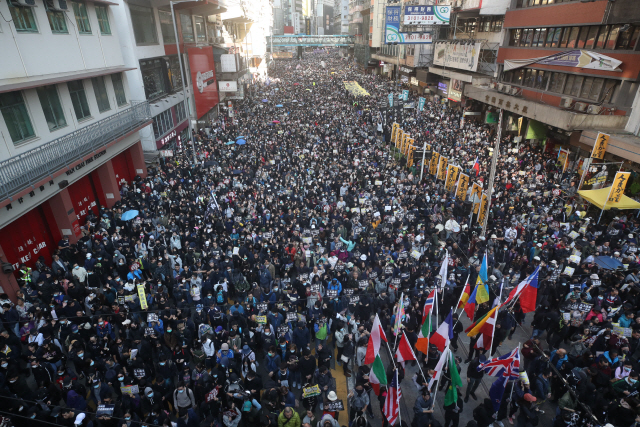▲ 8일 오후 홍콩 빅토리아공원에서 열린 세계 인권의 날 집회에 참가한 홍콩 시민들이 홍콩 도심 센트럴을 향해 거리 행진을 하고 있다. 2019.12.8