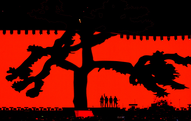 ▲ 아일랜드 출신의 세계적인 록밴드 U2가 8일 오후 서울 구로구 고척스카이돔에서 역사적인 첫 내한 공연을 펼치고 있다.