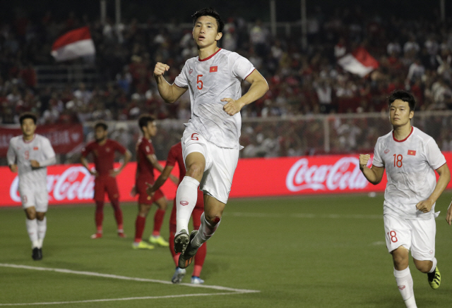 ▲ Vietnam‘s Van Hau Doan, center, celebrates after scoring a goal during the men’s final soccer match against Indonesia at the 30th South East Asian Games in Manila, Philippines on Tuesday Dec. 10, 2019. (AP Photo/Aaron Favila)