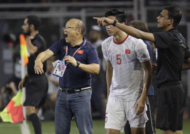 ▲ Vietnam head coach Seo Hang Park, left, reacts during during the men‘s final soccer match against Indonesia at the 30th South East Asian Games in Manila, Philippines on Tuesday Dec. 10, 2019. (AP Photo/Aaron Favila)