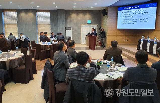 ▲ 한국은행 강원본부는 12일 춘천 스카이컨벤션웨딩에서 지역경제세미나를 개최,강원도 전략산업 발전방안에 대해 토론했다.