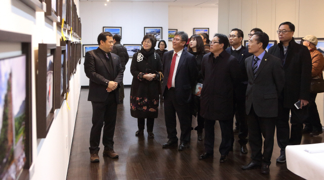 ▲ 제2회 미시령 힐링가도 전국사진공모전 전시회가 지난 14일 인제 한국시집박물관에서 개막했다.