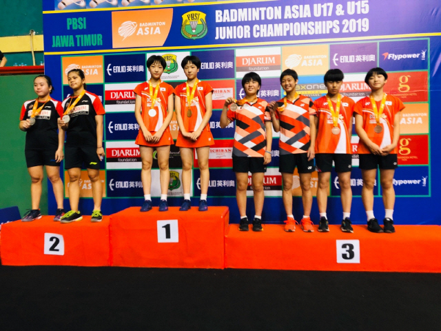 ▲ 김민지·김민선(사진 가운데)은 지난 15일 인도네시아에서 열린 2019 아시아주니어배드민턴선수권대회 U15 여자복식에서 금메달을 목에 걸었다.