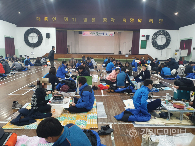 ▲ 신촌정보통신학교(교장 권영효)는 18일 체육관에서 전교생과 가족 등이 참여한 가운데 가족사랑의 날 행사를 가졌다.