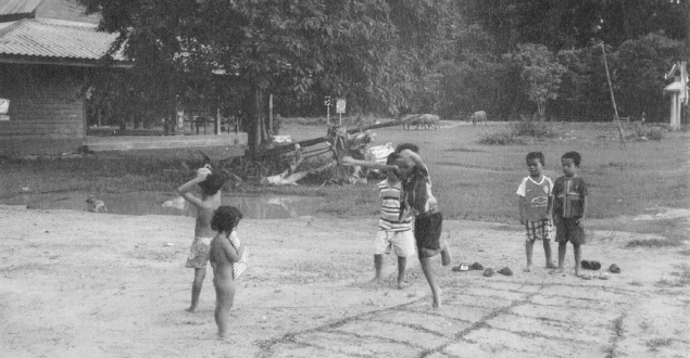 ▲ 라오스 콩로 마을의 아이들이 우리나라 사방치기와 유사한 놀이를 하고 있다.