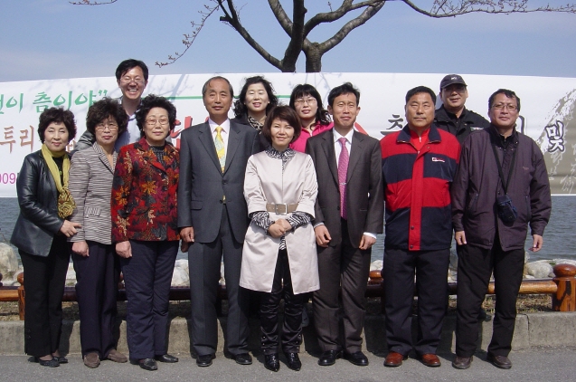 ▲ 지난 1994년부터 모임을 시작해온 강릉 사투리 보존회 회원들이 경포호수에서 열린 '강릉 사투리 시화전'에 참석했다.