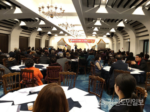 ▲ 춘천남부새마을금고(이사장 정용현)는 지난 21일 춘천 미래컨벤션웨딩홀에서 대의원 120명이 참석한 가운데 임시총회 및 대의원 송년회를 개최했다.