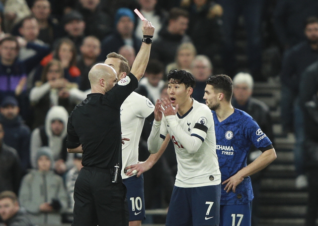 ▲ Referee Anthony Taylor shows a red card to Tottenham&lsquo;s Son Heung-min during the English Premier League soccer match between Tottenham Hotspur and Chelsea, at the Tottenham Hotspur Stadium in London, Sunday, Dec. 22, 2019. (AP Photo/Ian Walton)