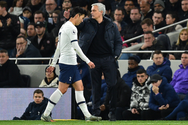▲ Tottenham Hotspur&lsquo;s South Korean striker Son Heung-Min walks past Tottenham Hotspur&rsquo;s Portuguese head coach Jose Mourinho as he leaves the field after being sent off during the English Premier League football match between Tottenham Hotspur and Chelsea at Tottenham Hotspur Stadium in London, on December 22, 2019. (Photo by Glyn KIRK / IKIMAGES / AFP) / RESTRICTED TO EDITORIAL USE. No use with unauthorized audio, video, data, fixture lists, club/league logos or &lsquo;live&rsquo; services. Online in-match use limited to 45 images, no video emulation. No use in betting, games or single club/league/player publications.



&lt;All rights reserved by Yonhap News Agency&gt;