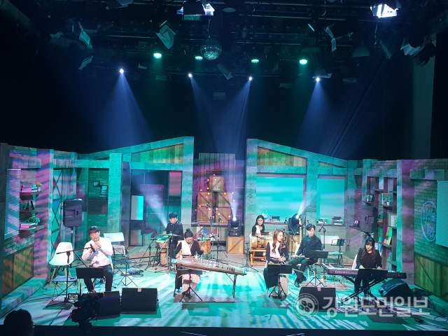 ▲ 국악창작그룹 자락은 지난 28일 춘천MBC 공개홀에서 창작국악콘서트 ‘강원풍류 한 자락’을 열었다.