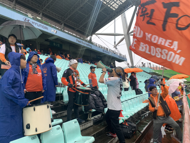 ▲ 강원FC 서포터즈 ‘나르샤’가 1일 전주월드컵경기장에서 응원전을 펼치고 있다.