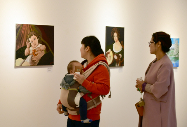 ▲ 화천다문화가족 작품 전시회가 지난 29일부터 화천읍 화천갤러리에서 열리고 있다.