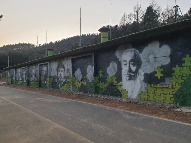 ▲ 김수용 작가는 옛 탄약정비공장 외벽을 덧칠해 ‘또 다른 위장’이라는 작품을 완성했다.