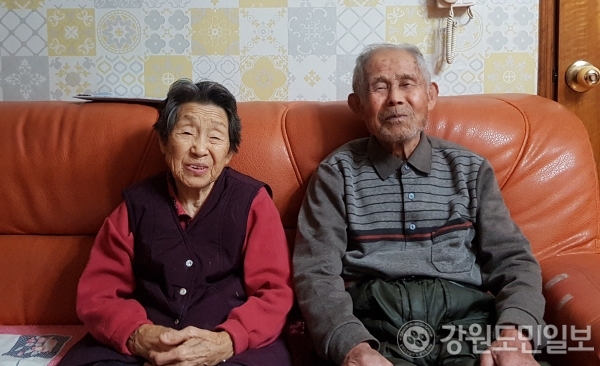 ▲ 부부 간의 사랑,가족의 화목을 가장 큰 장수의 비결로 꼽는 김종철 옹.좌측은 아내 김용예 할머니.