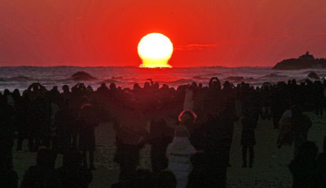 ▲ 새해 해맞이 행사가 열린1일 오전 동해시 망상해변 앞 수평선 위로 태양이 솟아 오르고 있다.