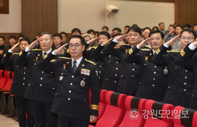 ▲ 강원경찰청(청장 김재규)은 2일 1층 대강당에서 소속 경찰관 등 300여명이 참석한 가운데 2020년 시무식을 개최했다.