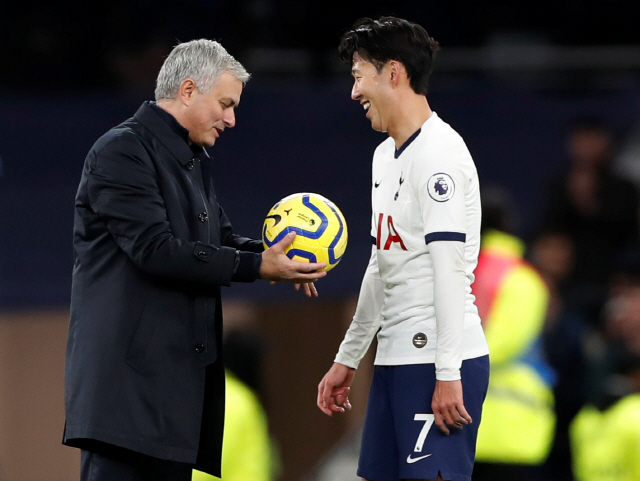 ▲ Soccer Football - Premier League - Tottenham Hotspur v Burnley - Tottenham Hotspur Stadium, London, Britain - December 7, 2019  Tottenham Hotspur manager Jose Mourinho and Tottenham Hotspur‘s Son Heung-min celebrate after the match                    Action Images via Reuters/Paul Childs  EDITORIAL USE ONLY. No use with unauthorized audio, video, data, fixture lists, club/league logos or “live” services. Online in-match use limited to 75 images, no video emulation. No use in betting, games or single club/league/player publications.  Please contact your account representative for further details.    <All rights reserved by Yonhap News Agency>