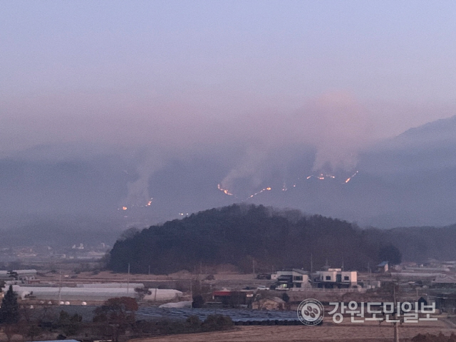 ▲ 지난 4일 오후 1시 56분쯤 춘천 신북읍 발산리의 한 야산에서 발생한 화재 진압작업이 5일 오전부로 재개됐다.