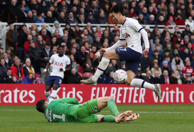 ▲ Soccer Football - FA Cup - Third Round - Middlesbrough v Tottenham Hotspur - Riverside Stadium, Middlesbrough, Britain - January 5, 2020  Middlesbrough&lsquo;s Tomas Mejias in action with Tottenham Hotspur&rsquo;s Son Heung-min   Action Images via Reuters/Lee Smith
&lt;All rights reserved by Yonhap News Agency&gt;