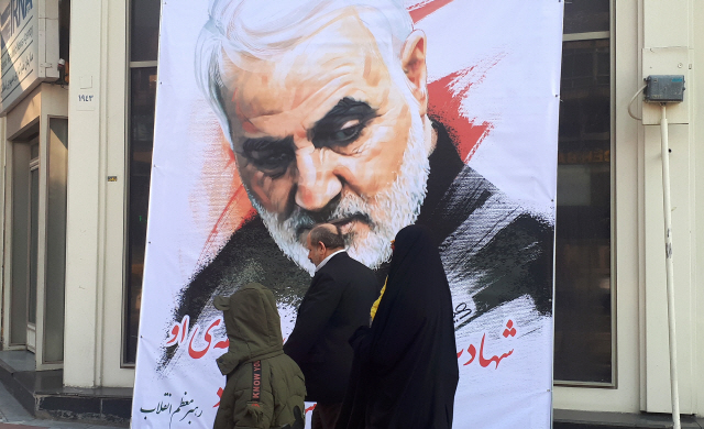 ▲ 7일(현지시간) 오전 이란 테헤란 시내에 걸린 가셈 솔레이마니 이란 혁명수비대 쿠드스군 사령관의 추모 포스터 앞으로 시민들이 지나가고 있다. 솔레이마니 사령관은 3일 이라크 바그다드에서 미군의 폭격에 숨졌다. 2020.1.7