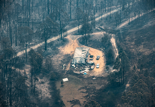 ▲ epa08098223 Property damaged by the East Gippsland fires in Sarsfield, Victoria, Australia, 01 January 2020. More than half a million hectares have been burnt in Victoria‘s destructive East Gippsland fires. According to reports, at least 17 people have died and thousands have been evacuated due to catastrophic bushfires.  EPA/JASON EDWARDS / POOL AUSTRALIA AND NEW ZEALAND OUT    <All rights reserved by Yonhap News Agency>