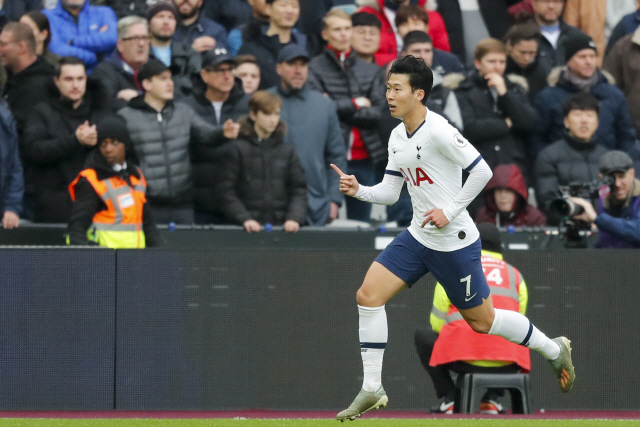 ▲ Tottenham&lsquo;s Son Heung-min celebrates after he scored his side&rsquo;s first goal during the English Premier League soccer match between West Ham and Tottenham, at London stadium, in London, Saturday, Nov. 23, 2019.(AP Photo/Frank Augstein)