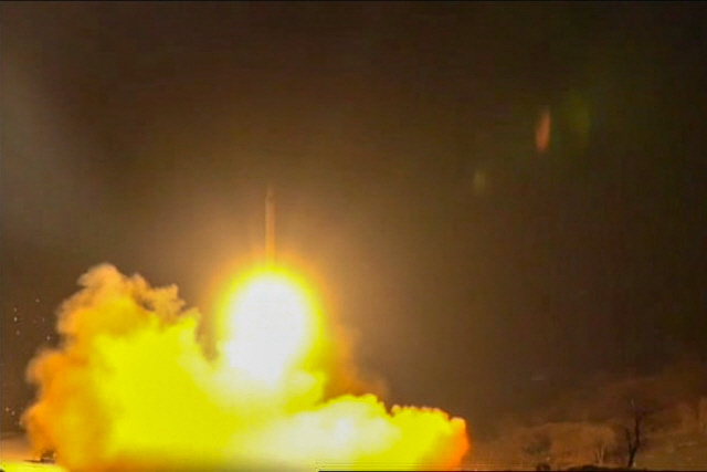 ▲ 이라크의 아인 알 아사드 미군 기지를 향해 이란이 7일(현지시간) 미사일을 발사하는 순간을 포착한 이란 프레스 뉴스통신사의 동영상 캡처.