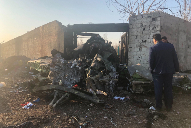 ▲ 8일(현지시간) 최소 170명의 승객을 태우고 이란 수도 테헤란을 이륙한 직후 추락한 우크라이나 여객기의 잔해가 테헤란 외곽에 흩어져 있는 모습.