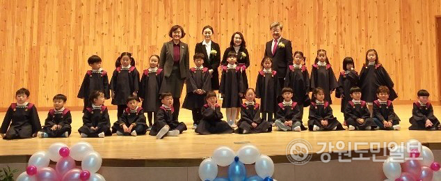 ▲ 신철원초 병설유치원(원장 임남호)은 지난 10일 제 33회 졸업식을 개최했다