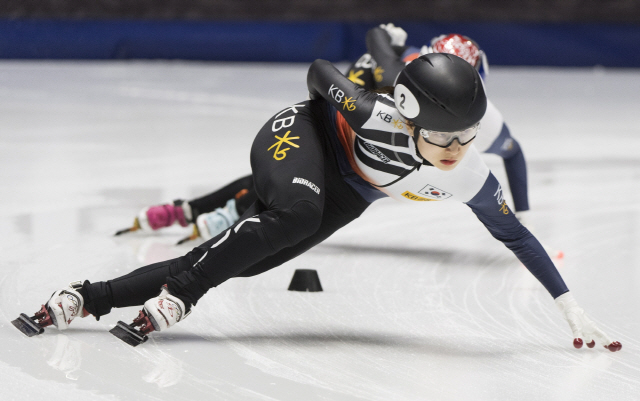 ▲ CORRECTS YEAR - Choi Min Jeong, of South Korea, skates during the women‘s 1500-meter semifinal race at the ISU Four Continents Short Track Championships in Montreal, Saturday, Jan. 11, 2020. (Graham Hughes/The Canadian Press via AP)